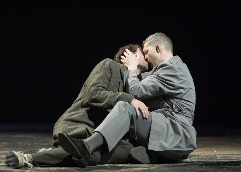 James McArdle (Louis) e Russell Tovey (Joseph Pitt) in Angels In America Perestroika. Foto Helen Maybanks