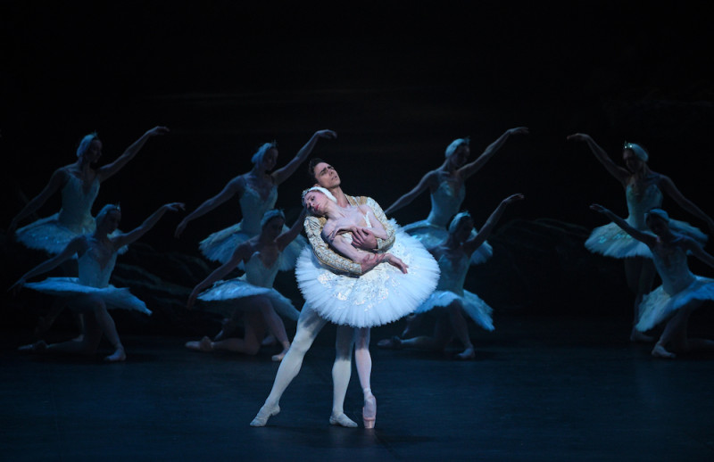 Iana Salenko e Francesco Gabriele Frola in &quot;Swan Lake&quot;. FotoLaurent Liotardo