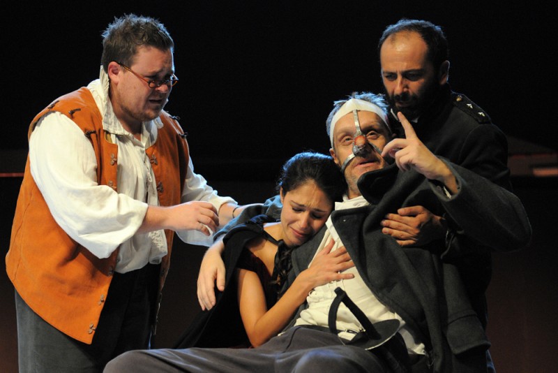 &quot;Cyrano de Bergerac&quot; - regia Jurij Ferrini, da sinistra Daniele Marmi, Ilenia Maccarrone, Jurij Ferrini, Lorenzo Bartoli. Foto Bepi Caroli