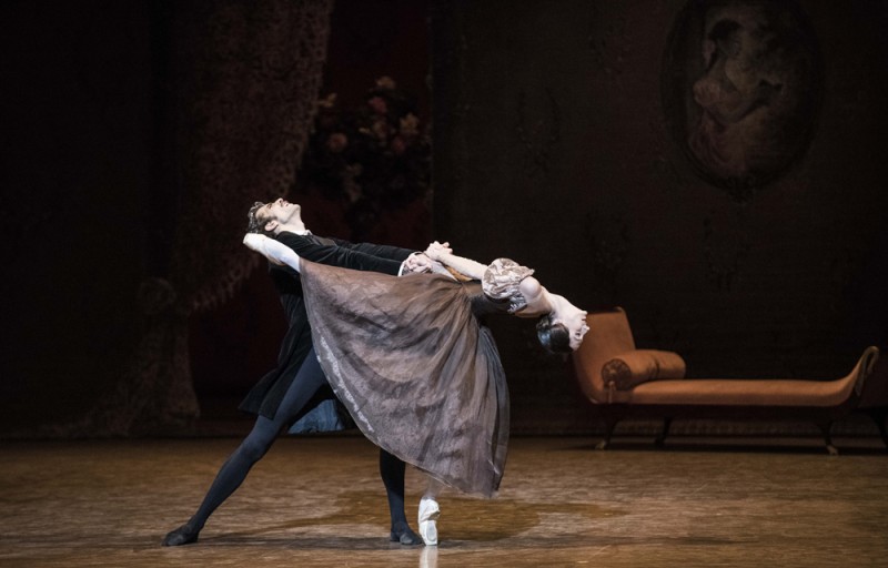 Dorothée Gilbert e Audric Bezard in &quot;Onegin&quot;, coreografia John Cranko. Foto Julien Benhamou