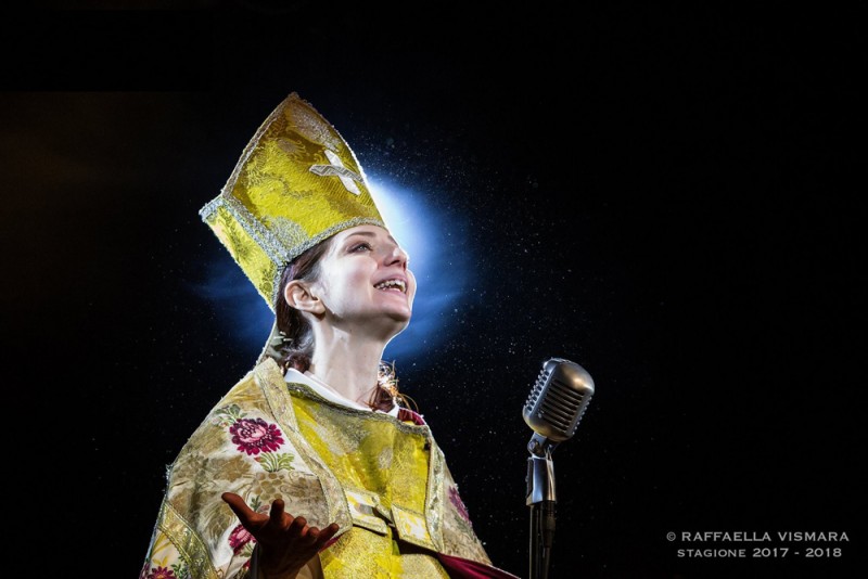 Chiara Mascalzoni  in &quot;Sic transit gloria mundi&quot;, regia Alberto Rizzi. Foto Raffaella Vismara