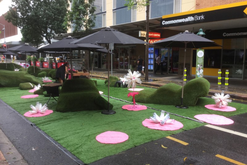 La vita animata nelle strade di Brisbane