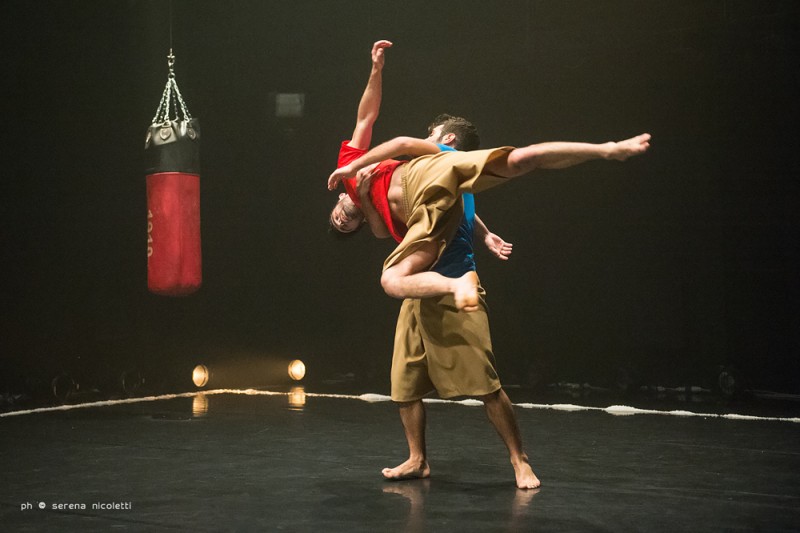 Gaetano Montecasino e Fernando Roldan Ferrer in &quot;Corpo a corpo&quot;, coreografia Roberto Zappalà. Foto Serena Nicoletti