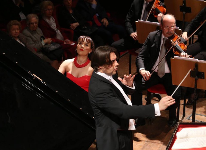 Kenia Kogan (al pianoforte) e Jordi Bernacer  al Teatro Massimo Bellini, Catania. Foto Giacomo Orlando