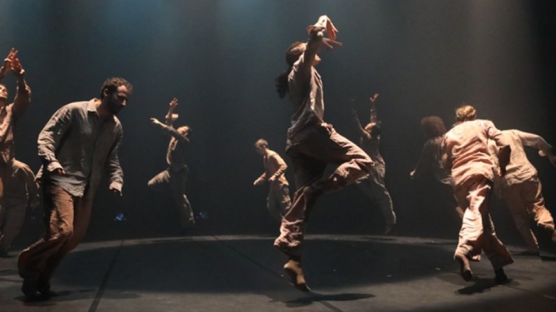 &quot;POLITICAL MOTHER UNPLUGGED&quot;, coreografia e musica Hofesh Shechter