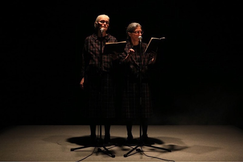 Claudia Castellucci e Chiara Guidi in “Il regno profondo. Perché sei qui?”. Foto Eva Castellucci