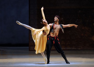 Daria Sukhorukova and Cyril Pierre in &quot;Raymonda&quot;. Foto Charles Tandy