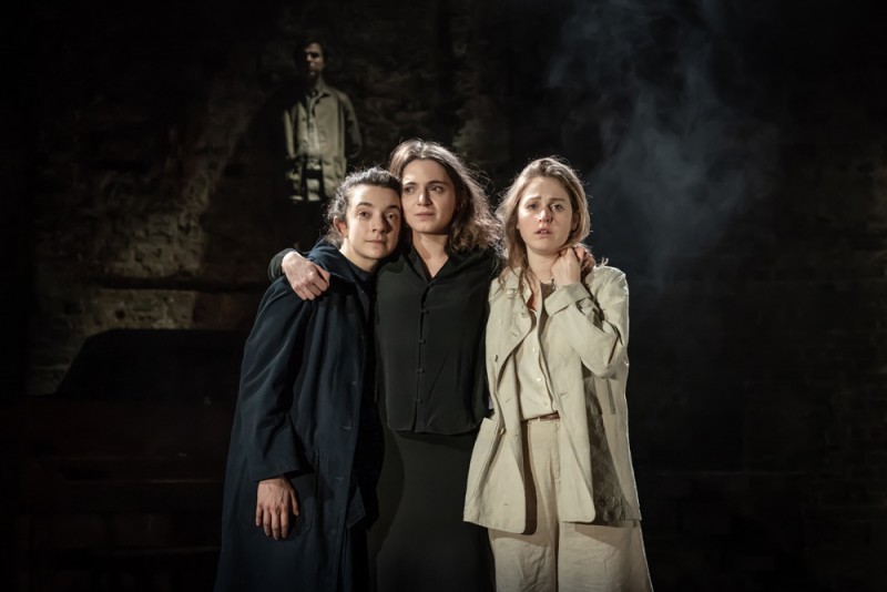 &quot;Three Sisters&quot;. Patsy Ferran (Olga), Pearl Chanda (Masha) e Ria Zmitrowicz (Irina), BEHIND - Freddie Meredith (Andrey). Foto Marc Brenner