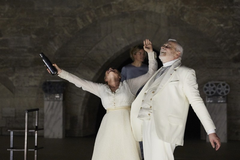 &quot;Architecture alla Cour de Palais des Papes&quot;, regia Pascal Lambert.  Foto Christophe Raynaud De Lage / Festival d&#039;Avignon