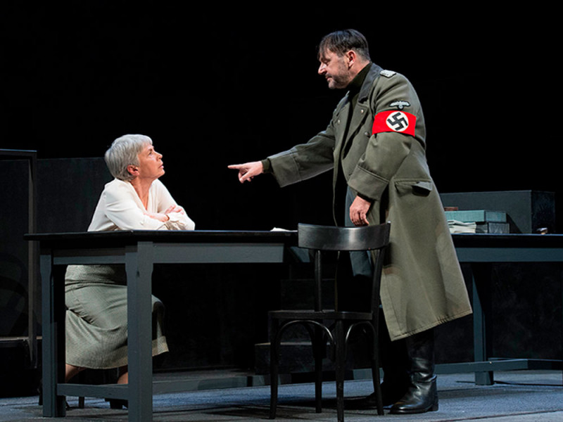 Ottavia Piccolo e Paolo Pierobon in &quot;Eichmann. Dove inizia la notte&quot;, regia Mauro Avogadro. Foto Tommaso Le Pera