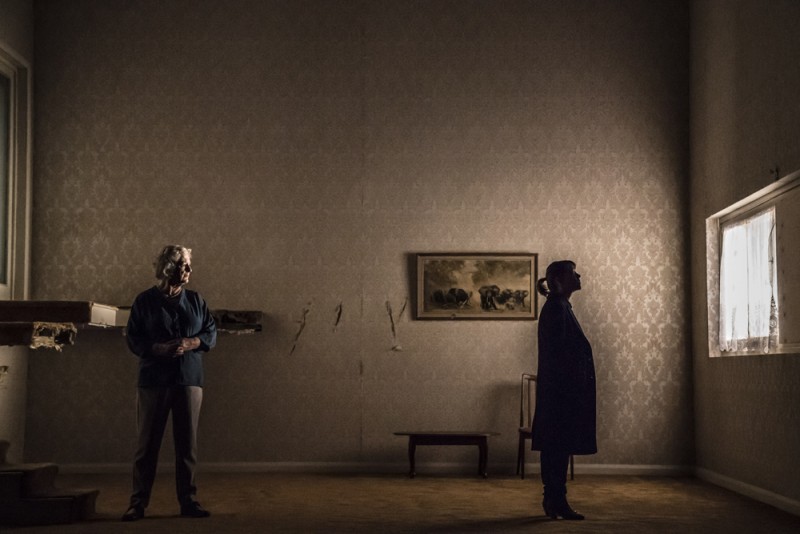 Maggie Steed, Nicola Walker in “The Cane” di Mark Ravenhill, regia Vicky Featherstone. 6 dicembre 2018 al 26 gennaio 2019, Royal Court Jerwood Theatre Downstairs. Foto Johan Persson.