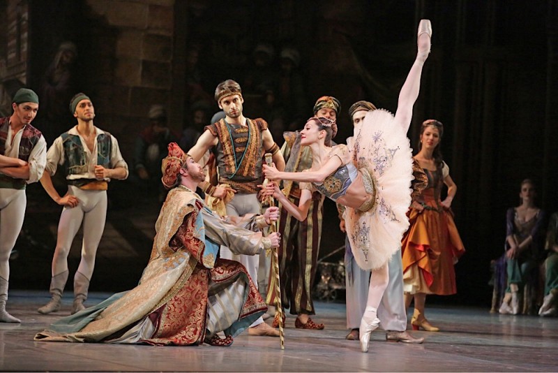 Nicoletta Manni, Alessandro Grillo e Marco Agostini in “Le Corsaire”, coreografia Anne-Marie Holmes da Marius Petipa e Konstantin Sergeyev