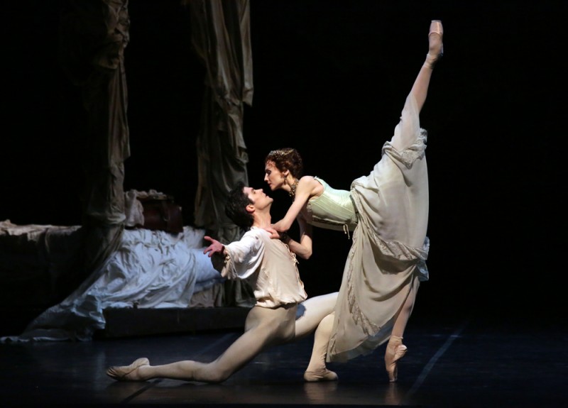 Svetlana Zakharovae e Roberto Bolle in &quot;Manon&quot;, coreografia Kenneth MacMillan. Foto Brescia e Amisano, Teatro alla Scala