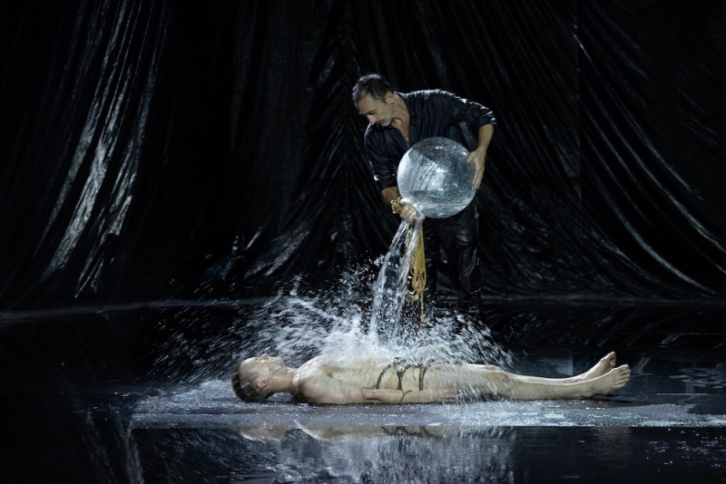 Dimitris Papaioannou e Šuka Horn in &quot;Ink&quot; regia Dimitris Papaioannou. Foto Julian Mommert