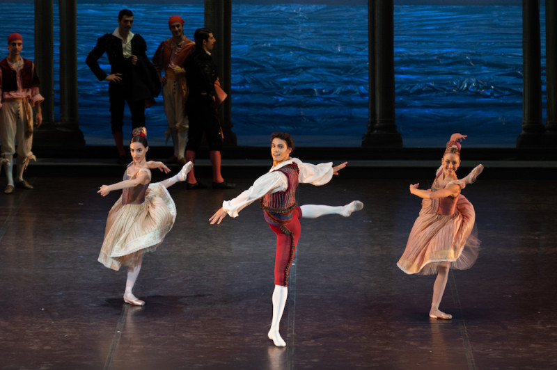 Daniel Camargo (Basilio), Marta Marigliani ed Eugenia Brezzi (2 amiche) in &quot;Don Chisciotte&quot;, coreografia Laurent Hilaire. Foto Fabrizio Sansoni, Opera di Roma