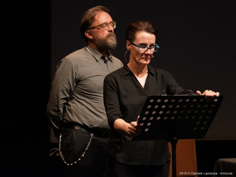 Antonella Questa e Luca Scarlini in &quot;La Beffa la Cena. Un Duello di Parole&quot;. Foto Daniele Laorenza