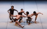 T.H.E. Dance Company in "Invisible habitudes", coreografia Kuik Swee Boon. Foto Giulia Di Vitantonio