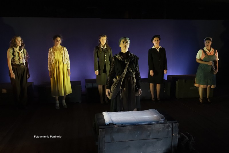 Barbara Giordano, Isabella Giacobbe, leda Kreider, Egle Doria, Carmen Panarello, Federica Carruba Toscano in &quot;Donne in guerra&quot;, regia Laura Sicignano. Foto Antonio Parrinello