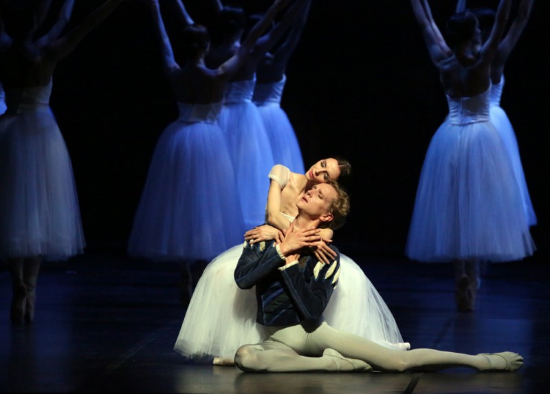 Svetlana Zakharova e David Hallberg in &quot;Giselle&quot;, ripresa coreografica di Yvette Chauviré. Foto Teatro alla Scala