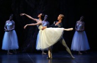 Nicoletta Manni e Timofej Andrijashenko in "Giselle". Foto Brescia e Amisano, Teatro alla Scala
