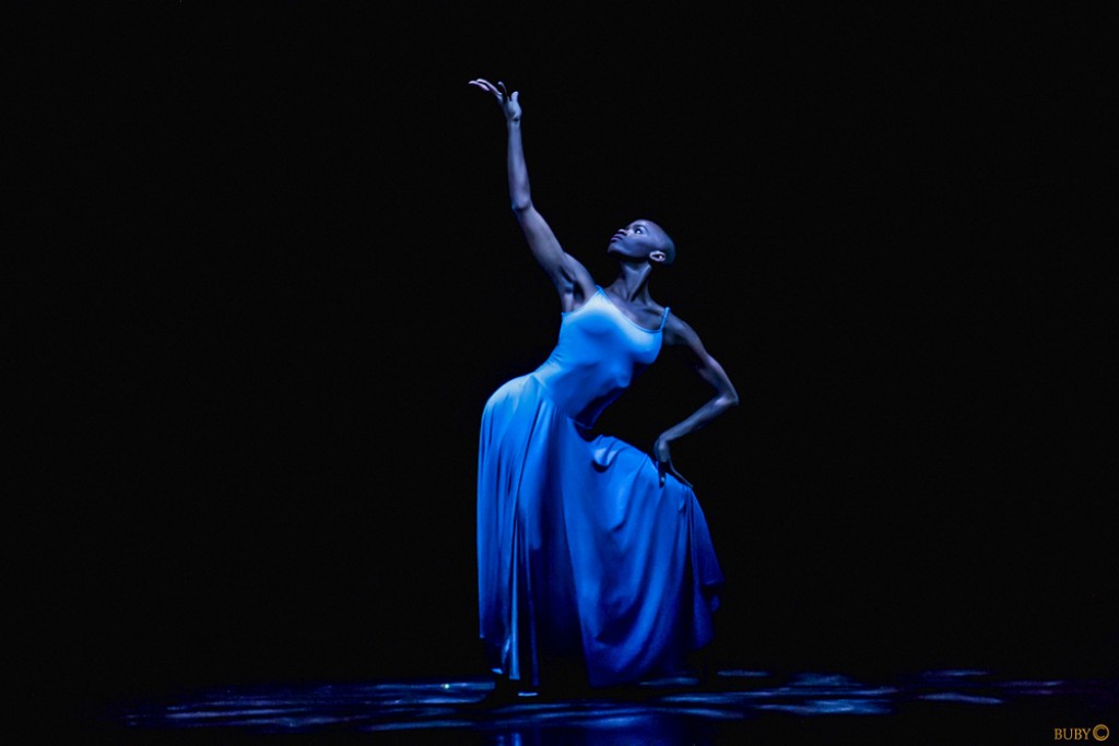 Gabriela Lugo in “Impronta”, coreografia ACOSTA DANZA Temporada Verano. Foto Buby Bode