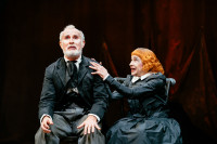 "The Chairs" at the Almeida. Marcello Magni and Kathryn Hunter. Foto Helen Murray 