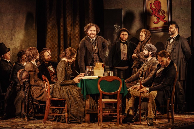 &quot;Young Marx&quot;, di Richard Bean e Clive Coleman. Al centro - Rory Kinnear (Karl Marx). Foto Manuel Harlan.