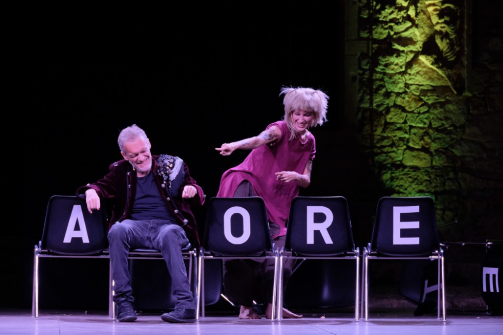 Jurij Ferrini (Oberon) e Rebecca Rossetti (Puck) in una scena del &quot;Sogno di una notte di mezza estate&quot;, regia Jurij Ferrini