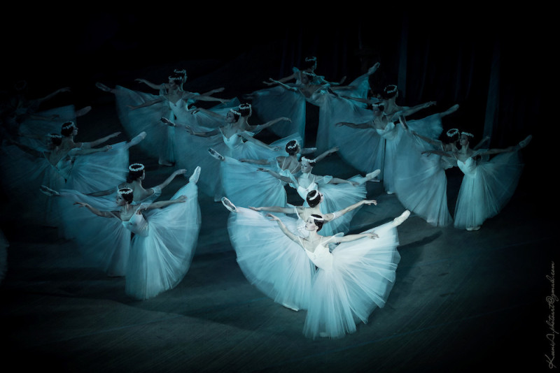 Il Corpo di Ballo del Ballet National d’Ukraine in &quot;Giselle&quot;, coreografia Marius Petipa da Jules Perrot e Jean Coralli. Foto Xsenia Photoart