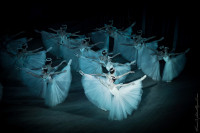 Il Corpo di Ballo del Ballet National d’Ukraine in "Giselle", coreografia Marius Petipa da Jules Perrot e Jean Coralli. Foto Xsenia Photoart