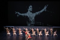 Virna Toppi, Nicola Del Freo e il Corpo di Ballo in "Raymonda". Foto Brescia e Amisano, Teatro alla Scala