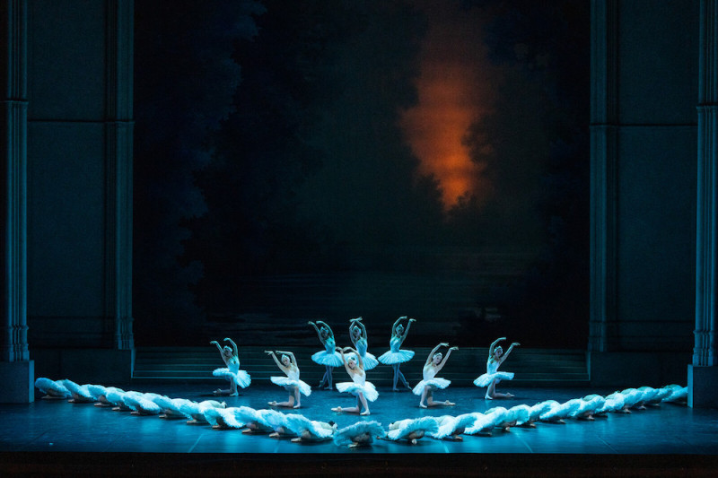 &quot;Il lago dei cigni&quot;, coreografia Rudolf Nureyev da Marius Petipa e Lev Ivanov. Foto Yonathan Kellerman, Opéra national de Paris