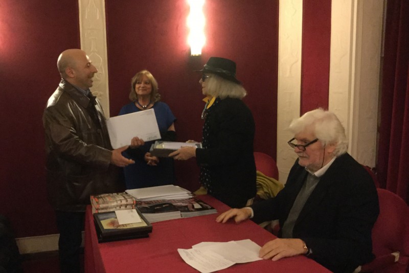 Fabio Sìcari riceve il premio &quot;Autori Italiani&quot; Sipario Fondazione Teatro Carlo Terron da Franca Nuti, al Teatro Manzoni di Milano il 5 febbraio 2016