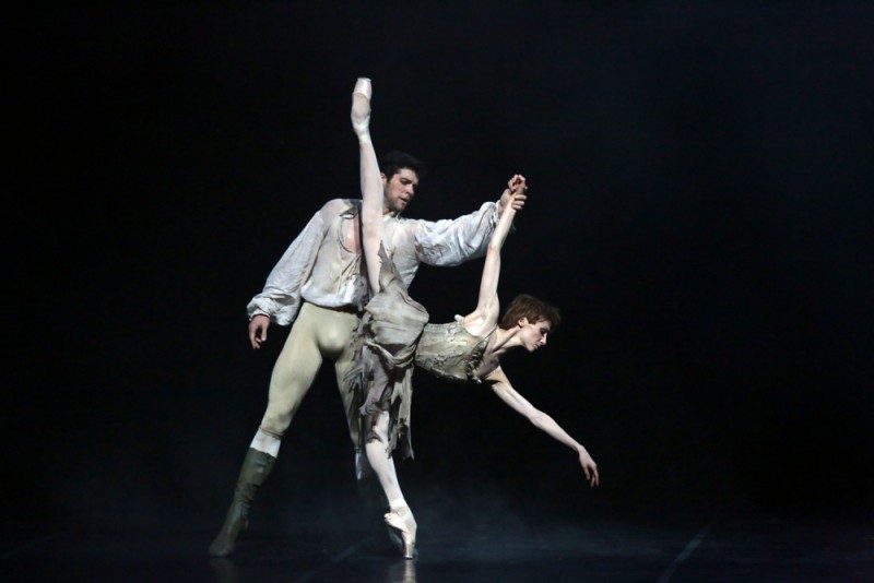 Svetlana Zakharovae Roberto Bolle in &quot;Manon&quot;, coreografia Kenneth MacMillan. Foto Brescia e Amisano, Teatro alla Scala