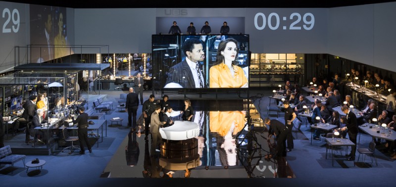 &quot;Network&quot;, sullo schermo Tunji Kasism e Michelle Dockery, regia Ivo van Hove. Foto Jan Verseyveld