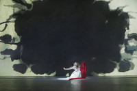 "Dogs of Europe" by Belarus Free Theatre. Da sin. a ds. - Marichka Marczyk and Maryia Sazonava (white dress). Foto Linda Nylind
