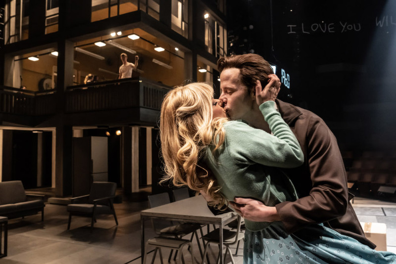 Rachael Wooding (Rose) e Robert Lonsdale (Harry) in &quot;Standing at the Sky’s Edge&quot;. Foto Johan Persson.