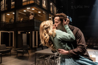 Rachael Wooding (Rose) e Robert Lonsdale (Harry) in "Standing at the Sky’s Edge". Foto Johan Persson.