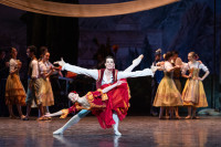 Hannah O’Neill e Germain Louvet in "Don Chisciotte", coreografia Rudolf Nureyev da Marius Petipa. Foto Yonathan Kellerman 
