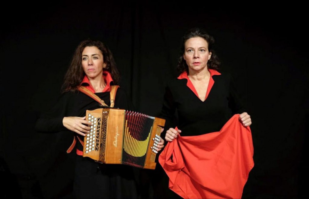 Rita Salonia e la musicista Simona De Gregorio In “Di Concetta e le sue donne”, regia Nicoleugenia Prezzavento