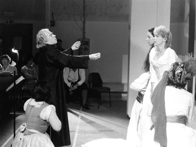 Giorgio Strehler durante le prove del &quot;Così fan tutte&quot; (1997). Foto Luigi Ciminaghi, Archivio Piccolo Teatro di Milano