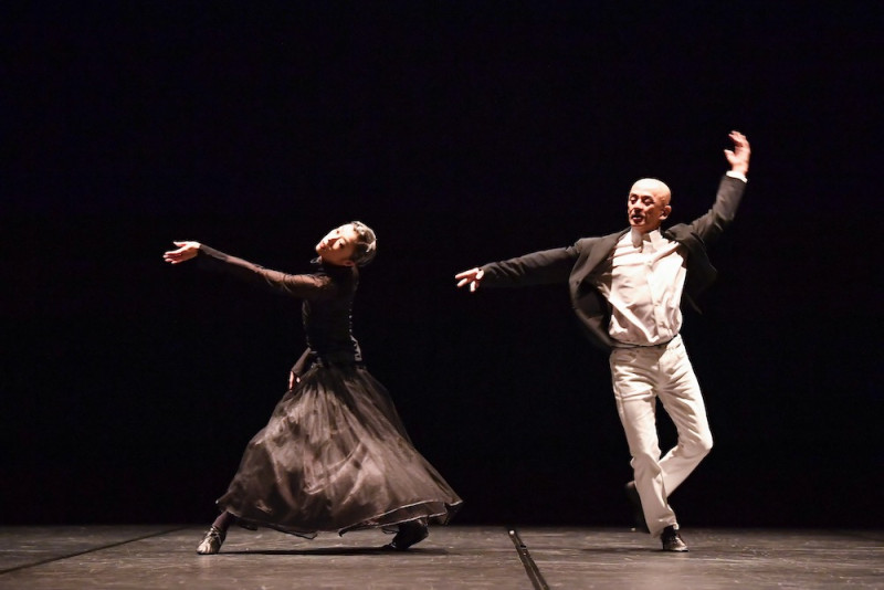 Saburo Teshigawara e Rihoko Sato in &quot;The Idiot&quot;, di Saburo Teshigawara . Foto Akihito Abe