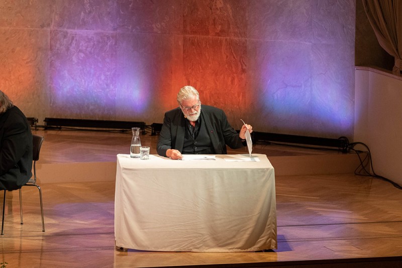 &quot;La leggenda del santo bevitore&quot;, Peter Simonischek, Voce recitante. Foto Damian Petroll