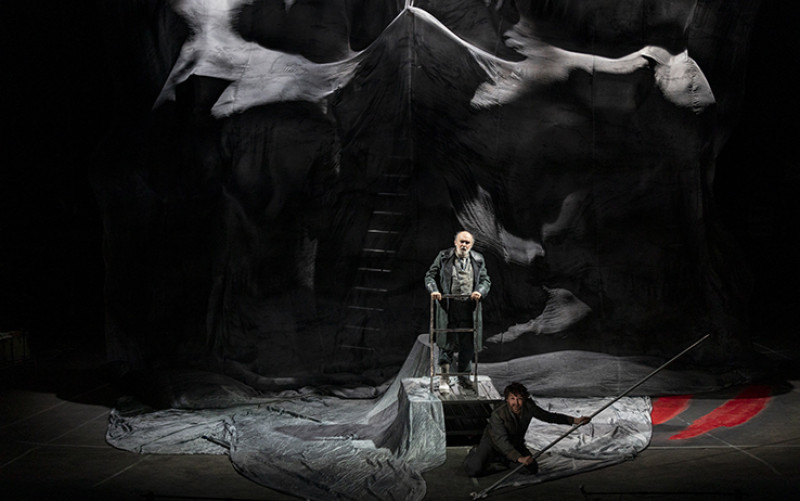 Angelo Di Genio e Elio di Capitani in &quot;Moby Dick alla prova&quot;, regia Elio De Capitani. Foto Marcella Foccardi