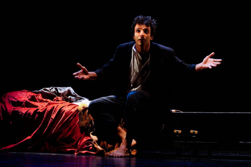 Luigi D’Elia in “Caravaggio. Di chiaro e di oscuro”, regia Enzo Vetrano e Stefano Randisi. Foto Matteo Groppo, Teatro Cristallo