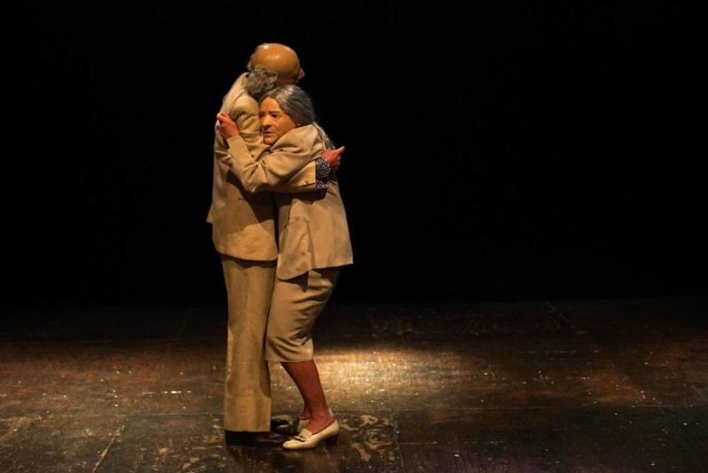 Sabino Civilleri e Manuela Lo Sicco in &quot;Il Tango delle Capinere&quot;, regia Emma Dante. Foto Carmine Maringola