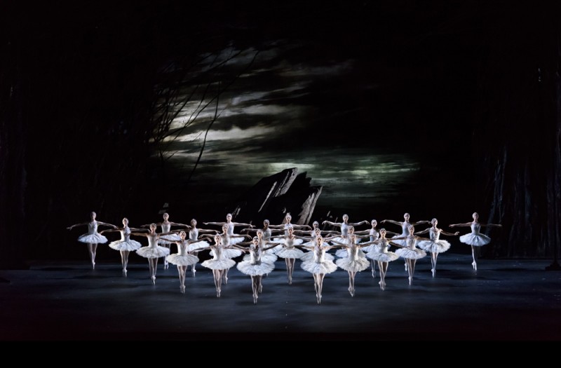 Artisti del The Royal Ballet in &quot;Il lago dei cigni&quot;, Coreografia di Marius Petipa, Lev Ivanov. Integrazioni coreografiche di Liam Scarlett e Frederick Ashton. Foto Bill Cooper