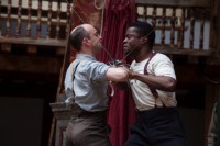 Lodi Emeruwa e Tom Lawrence in "Hamlet", regia Dominic Dromgoole e Bill Buckhurst. Foto Bronwen Sharp