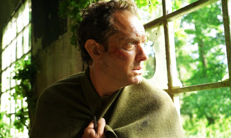 Jude Law in &quot;The third day&quot;, regia Foto Liam Daniel