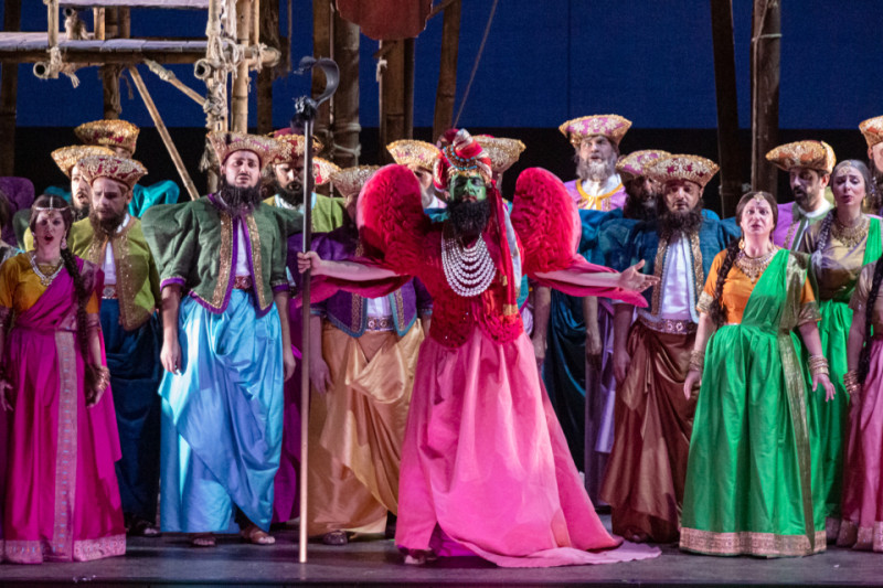 Ugo Guagliardo (Nourabad) in &quot;Les pêcheurs de perles&quot;, regia e coreografia Thomas Lebrun. Foto Rosellina Garbo